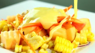 Meyve salatasına salata sosu döken bir adam, Chiangmai Tayland 'da.