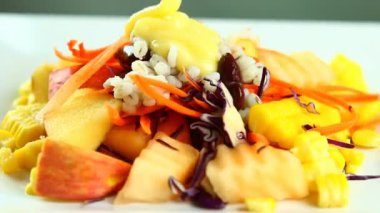 Meyve salatasına salata sosu döken bir adam, Chiangmai Tayland 'da.