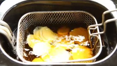 Kapıda, Chiangmai Tayland 'da patates cipsi kızartıyorum.