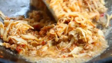 Tavada doğranmış bambu filizleri, Tayland usulü kuzey yemeği..