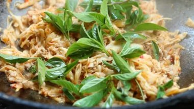 Tavada doğranmış bambu filizleri, Tayland usulü kuzey yemeği..