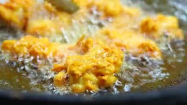 Tavada kızarmış tavuk, Chiangmai Tayland 'da.