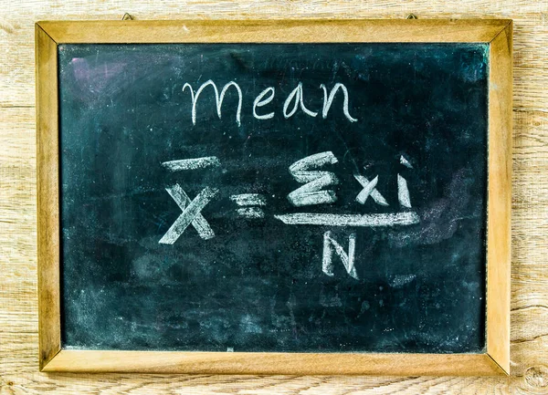 Üzerinde yazı olan tebeşir tahtası, matematik formülü.
