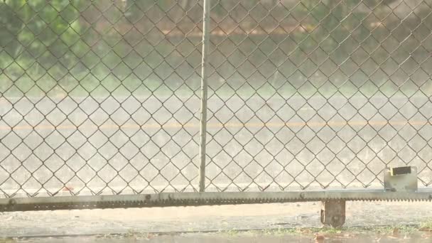 フェンスを背景に雨が降る チェンマイタイ — ストック動画