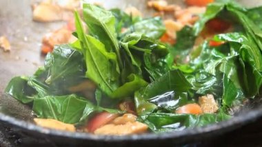 Kızarmış sebze, tavada doğranmış tavuk, Chiangmai Tayland 'da.