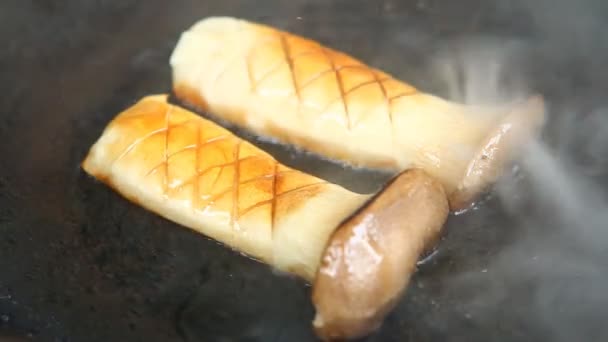 在泰国清迈的大门口 在平底锅中放着香菇或牡蛎王蘑菇 — 图库视频影像