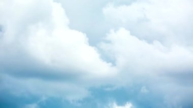 Beyaz bulutlu mavi gökyüzü