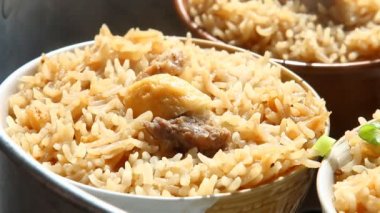 Haşlanmış pilav, doğranmış tavuk ve Tayland yemeği.