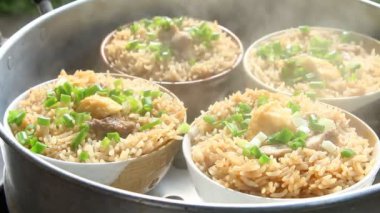 Haşlanmış pilav, doğranmış tavuk ve Tayland yemeği.