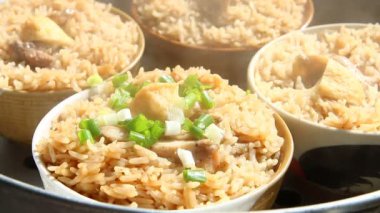 Haşlanmış pilav, doğranmış tavuk ve Tayland yemeği.