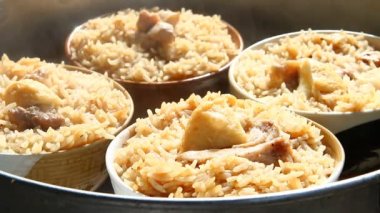 Haşlanmış pilav, doğranmış tavuk ve Tayland yemeği.