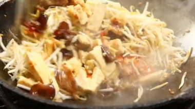 Tavada tofu, dışarıda Chiangmai Tayland usulü fasulye filizi.