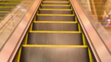 Bulanık yürüyen merdiven alışveriş merkezinde hareket ediyor..