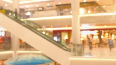 İnsanların alışveriş merkezindeki faaliyetleri bulanıklaştı.