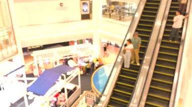 İnsanların alışveriş merkezindeki faaliyetleri bulanıklaştı.