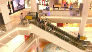 İnsanların alışveriş merkezindeki faaliyetleri bulanıklaştı.