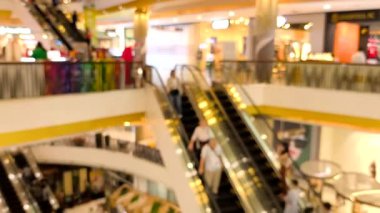 İnsanların alışveriş merkezindeki faaliyetleri bulanıklaştı.