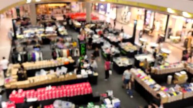 İnsanların alışveriş merkezindeki faaliyetleri bulanıklaştı.