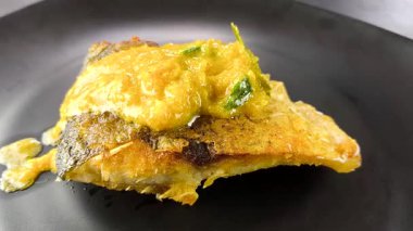 Kızarmış balığın üzerine kabak sosu dök, kapalı alan Chiangmai Tayland.