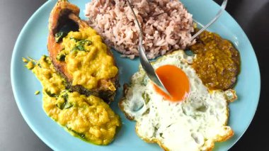  Yumurtalı pilav ve tabakta balık, kapalı alan Chiangmai Tayland.