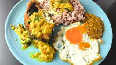  Yumurtalı pilav ve tabakta balık, kapalı alan Chiangmai Tayland.