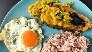  Yumurtalı pilav ve tabakta balık, kapalı alan Chiangmai Tayland.