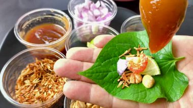 Baharatlı yaprak ambalajı ya da Miang Kham, Tayland geleneksel yemekleri..