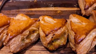 Ahşap tepside ekmek, kapalı alanda Chiangmai Tayland.