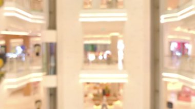  Bulanık insanlar ve alışveriş merkezindeki asansör..