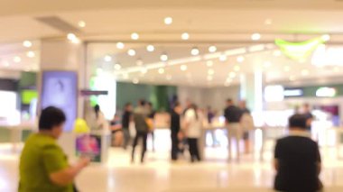 İnsanların alışveriş merkezindeki faaliyetleri bulanıklaştı.