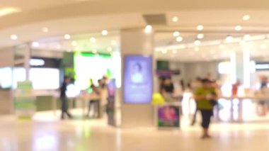 İnsanların alışveriş merkezindeki faaliyetleri bulanıklaştı.