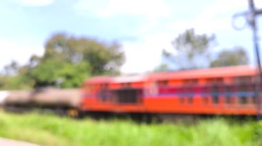 Tren ve araba bulanıklaşıyor, Chiangmai Tayland.