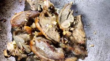 Tavada kızarmış ördek, kapalı bir yerde Chiangmai Tayland..