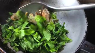 Fırında kızarmış ördek ve fesleğenli Tayland yemeği..