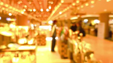 İnsanların alışveriş merkezindeki faaliyetleri bulanıklaştı.