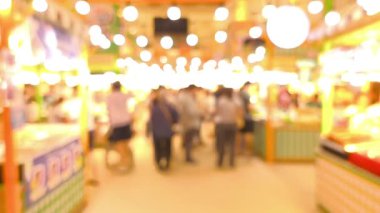 İnsanların alışveriş merkezindeki faaliyetleri bulanıklaştı.