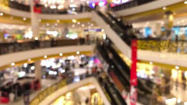 İnsanların alışveriş merkezindeki faaliyetleri bulanıklaştı.