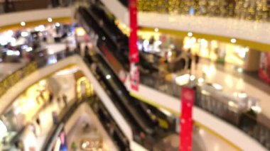 İnsanların alışveriş merkezindeki faaliyetleri bulanıklaştı.