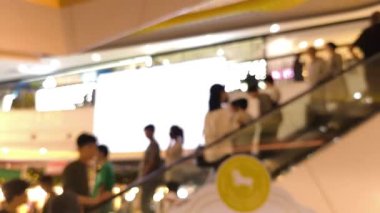 İnsanların alışveriş merkezindeki faaliyetleri bulanıklaştı.