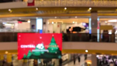 İnsanların alışveriş merkezindeki faaliyetleri bulanıklaştı.