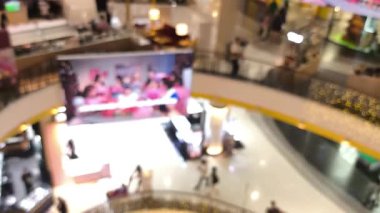 İnsanların alışveriş merkezindeki faaliyetleri bulanıklaştı.