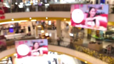 İnsanların alışveriş merkezindeki faaliyetleri bulanıklaştı.