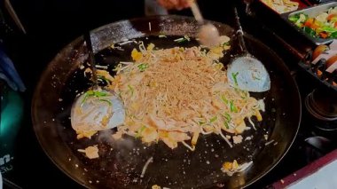 Tavada Pad Thai yemeği, Tayland sokak yemeği..