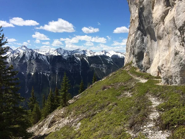 Monte Rundle Espinha Espetacular Paisagem Intocada — Fotografia de Stock