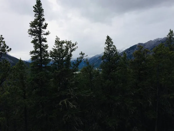 在壮观的风景中 班夫和朗德山脊 — 图库照片