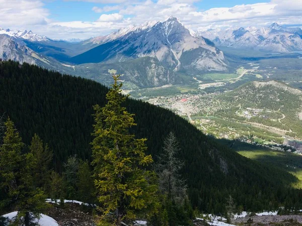 Sülfür Dağı Sırtından Banff Ulusal Parkı Nın Çarpıcı Manzarası — Stok fotoğraf