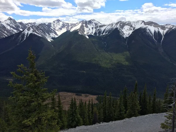 Lenyűgöző Kilátás Nyílik Banff Nemzeti Parkra Kénhegygerincről — Stock Fotó