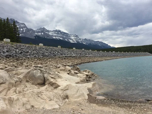 バンフの北にあるミネワンカ湖ループ — ストック写真