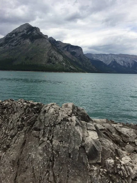 Jezioro Minnewanka Pętla Północ Banff — Zdjęcie stockowe