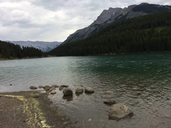 Minnewanka Gölü Banff Kuzeyinde — Stok fotoğraf